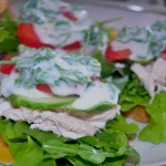 Куриный сэндвич с овощами и йогуртовым соусом